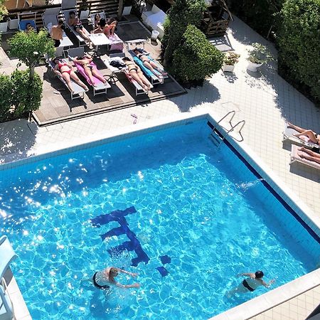 Hotel Marzia Con Piscina Riccione Eksteriør billede