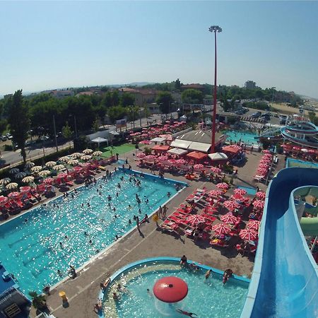 Hotel Marzia Con Piscina Riccione Eksteriør billede