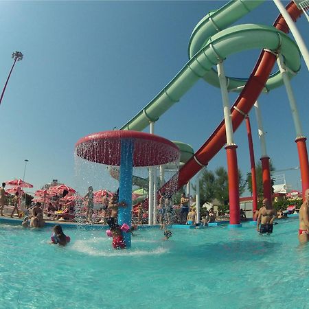 Hotel Marzia Con Piscina Riccione Eksteriør billede