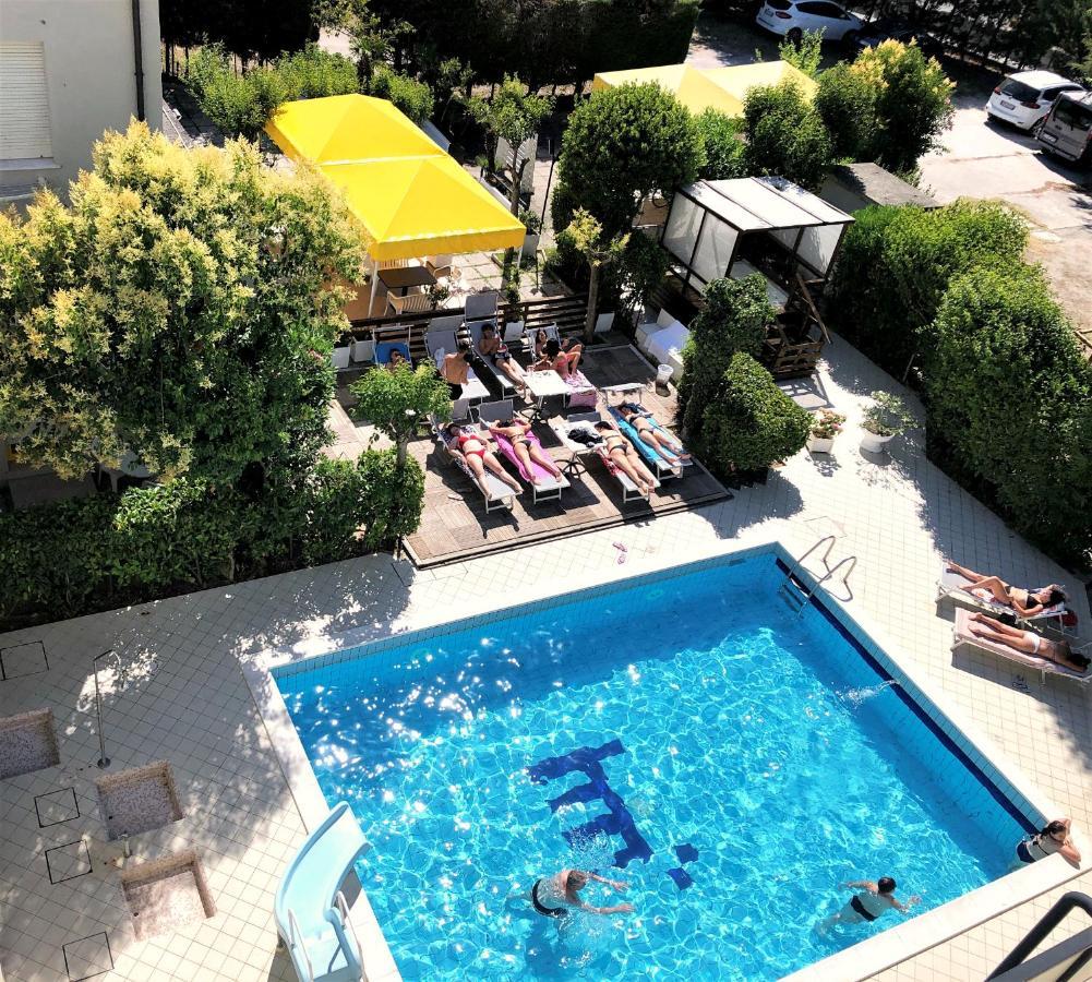 Hotel Marzia Con Piscina Riccione Eksteriør billede