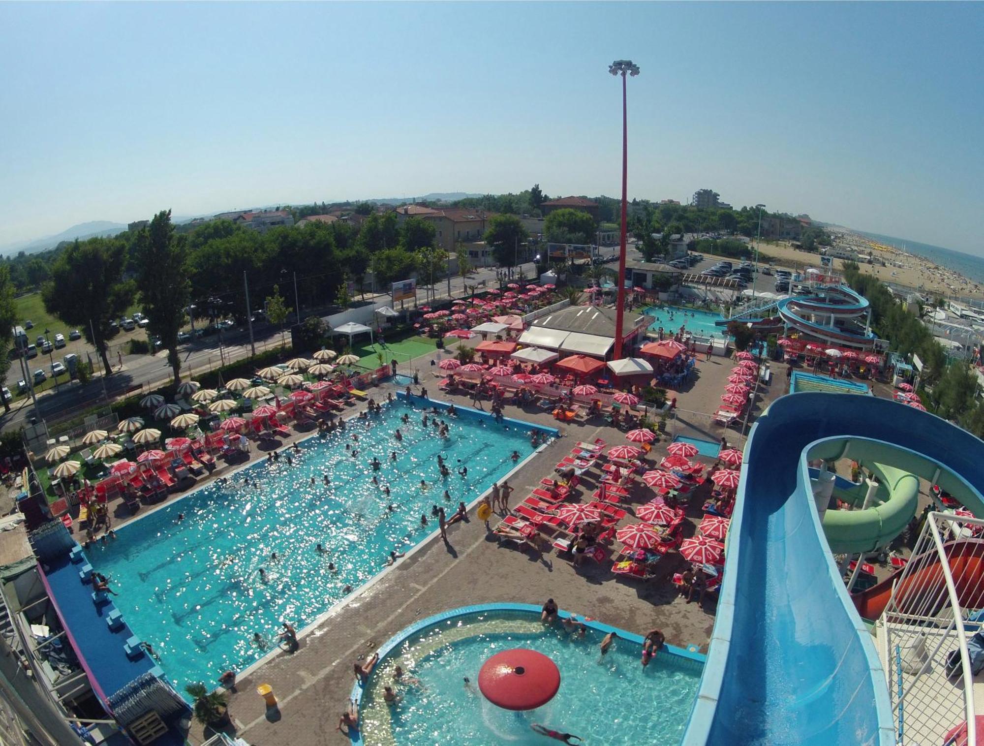 Hotel Marzia Con Piscina Riccione Eksteriør billede