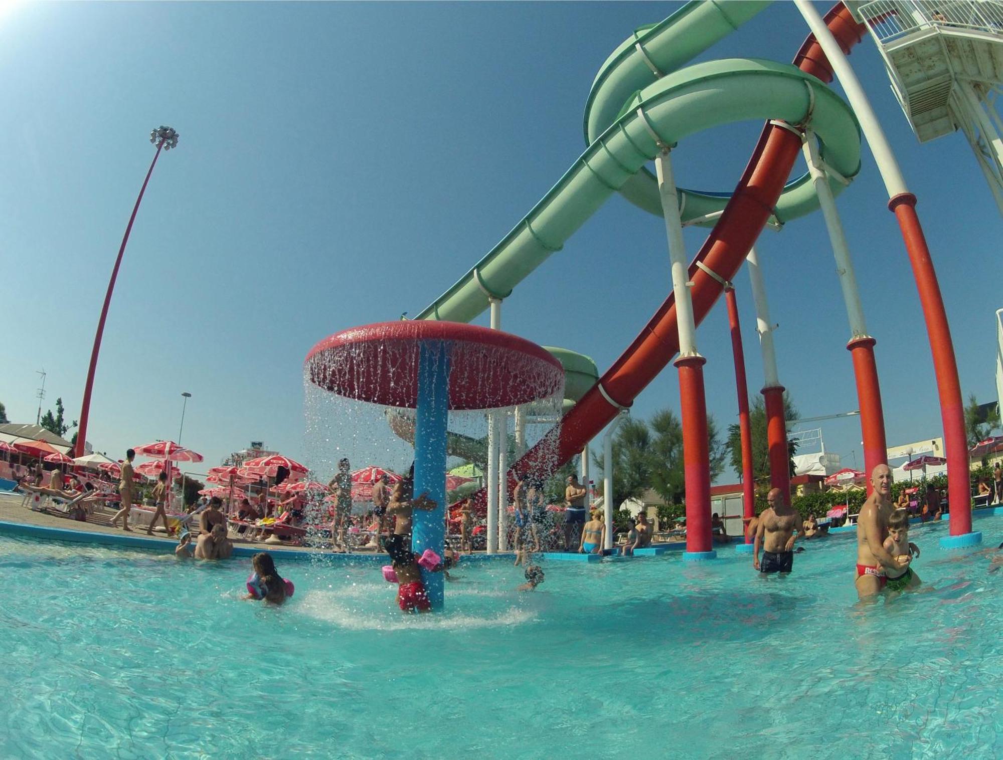 Hotel Marzia Con Piscina Riccione Eksteriør billede