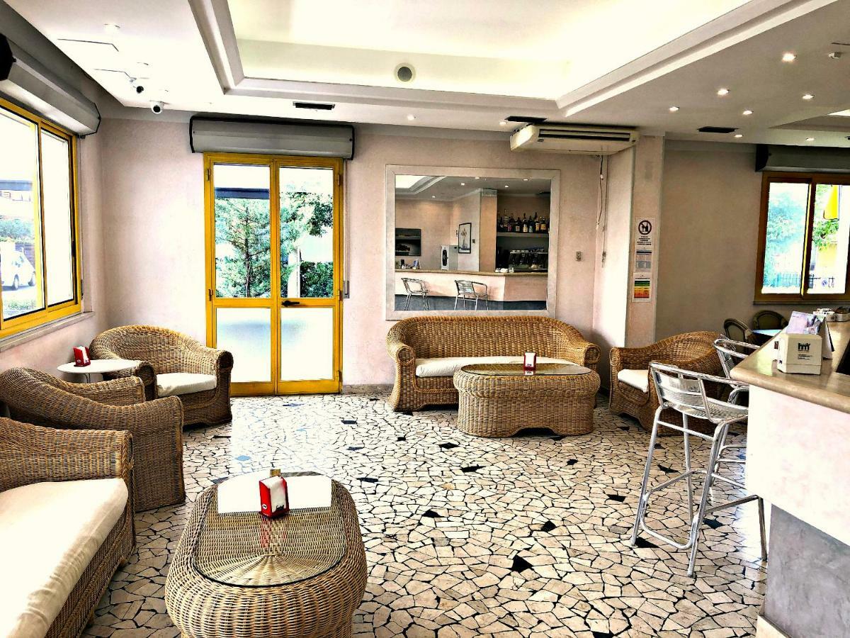 Hotel Marzia Con Piscina Riccione Eksteriør billede